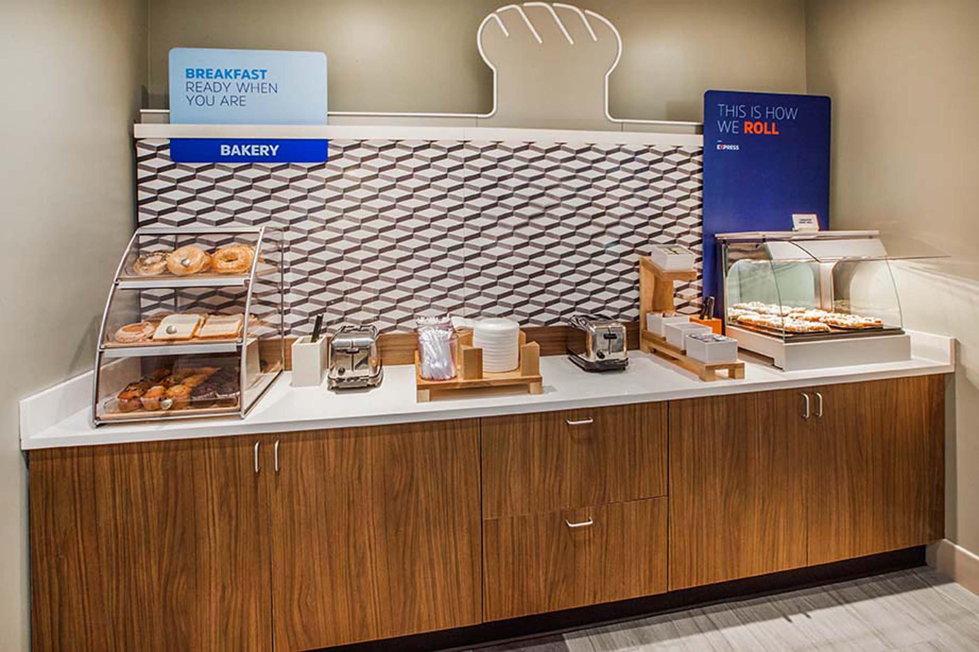 Holiday Inn Express & Suites By Ihg Altoona By Ihg Exterior foto