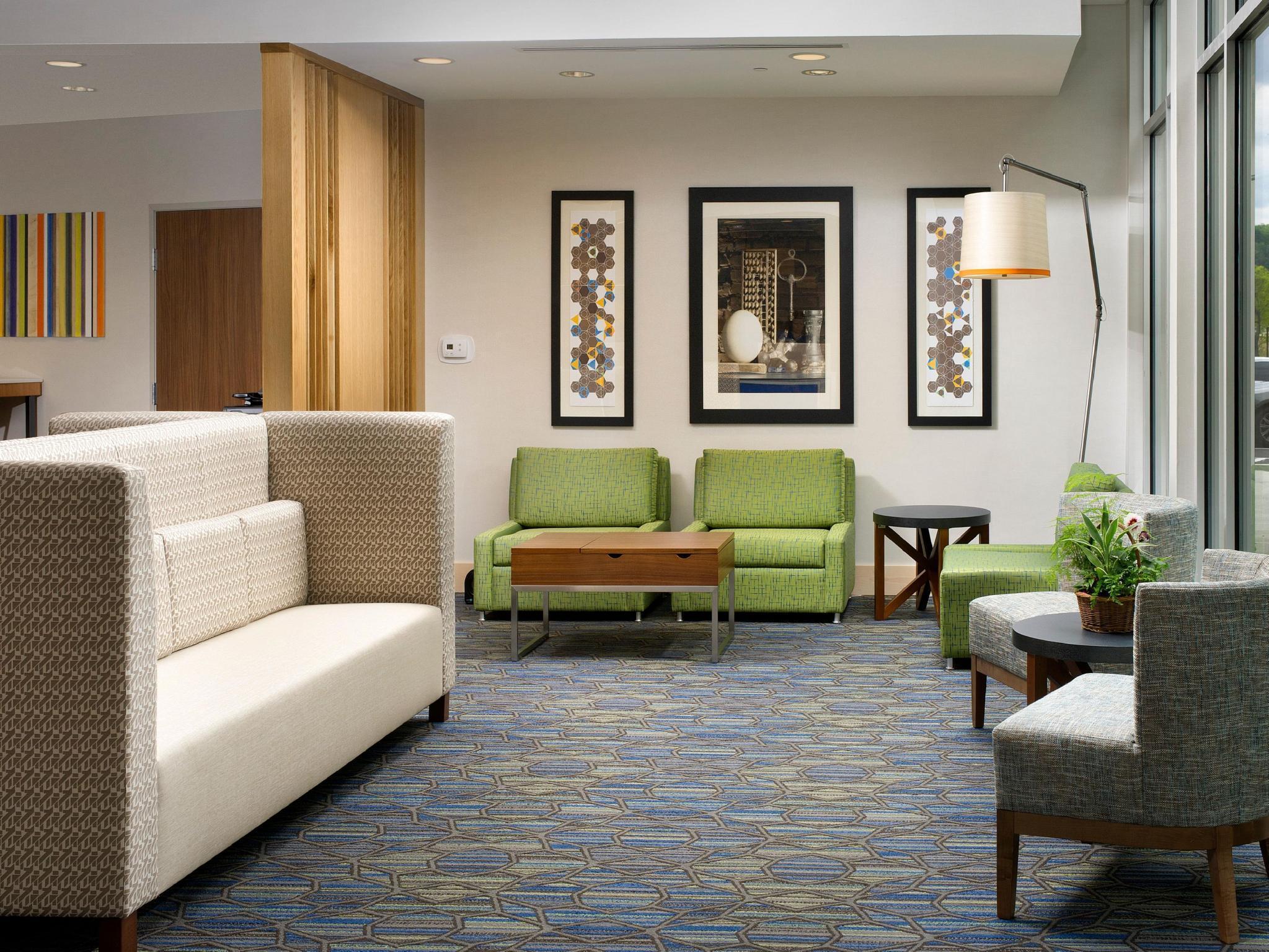 Holiday Inn Express & Suites By Ihg Altoona By Ihg Exterior foto